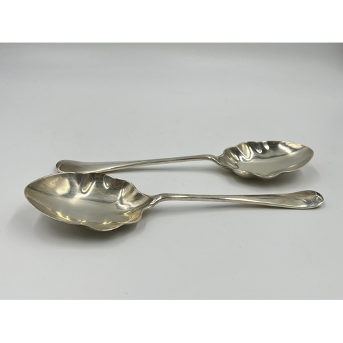 1247 - A cased pair of George V Walker & Hall hallmarked Sheffield serving spoons, dated 1934 - approx. gro... 