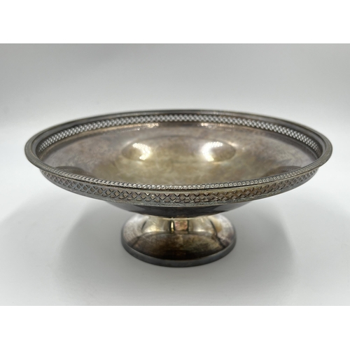 1248 - A George V Walker & Hall hallmarked Sheffield silver pierced pedestal 21cm dish, dated 1936 - approx... 