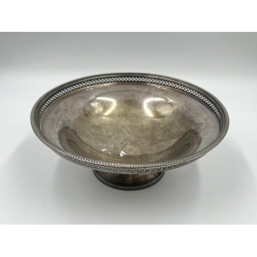 1248 - A George V Walker & Hall hallmarked Sheffield silver pierced pedestal 21cm dish, dated 1936 - approx... 