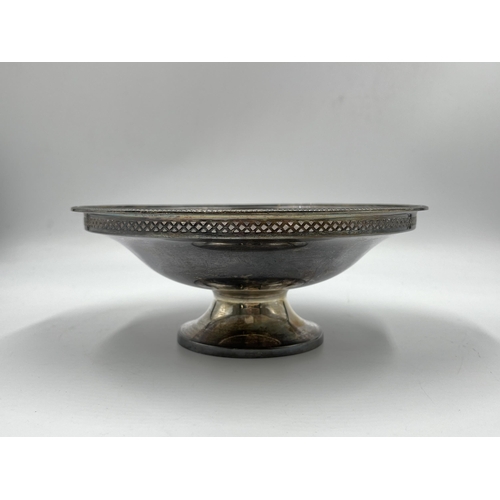 1248 - A George V Walker & Hall hallmarked Sheffield silver pierced pedestal 21cm dish, dated 1936 - approx... 