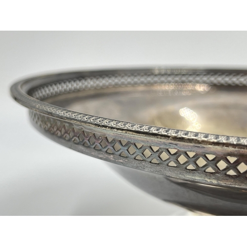 1248 - A George V Walker & Hall hallmarked Sheffield silver pierced pedestal 21cm dish, dated 1936 - approx... 