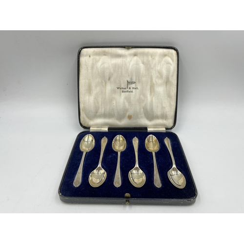 1250 - A cased set of six George V Walker & Hall hallmarked Sheffield tea spoons, dated 1936 - approx. gros... 