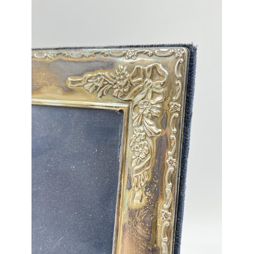 1281 - An Elizabeth II Carr's of Sheffield Ltd hallmarked Sheffield silver photograph frame, dated 1997 - a... 