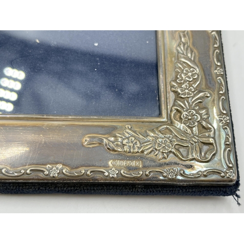 1281 - An Elizabeth II Carr's of Sheffield Ltd hallmarked Sheffield silver photograph frame, dated 1997 - a... 