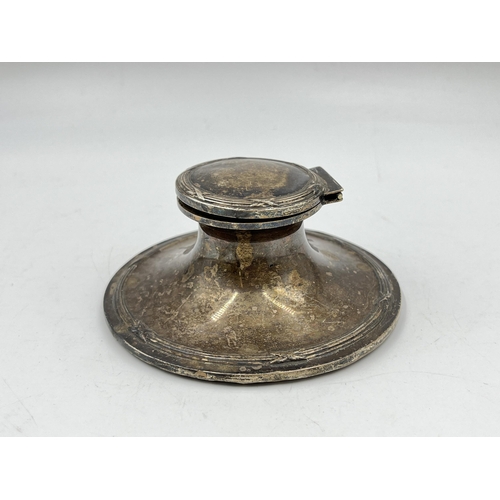 1291 - An Edwardian Walker & Hall hallmarked Sheffield silver ink well with glass insert, dated 1907 - appr... 