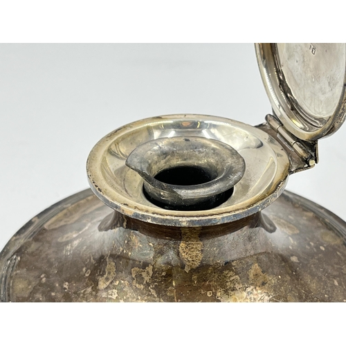 1291 - An Edwardian Walker & Hall hallmarked Sheffield silver ink well with glass insert, dated 1907 - appr... 