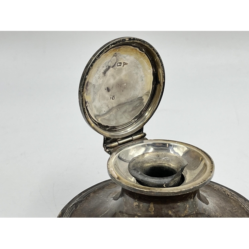 1291 - An Edwardian Walker & Hall hallmarked Sheffield silver ink well with glass insert, dated 1907 - appr... 