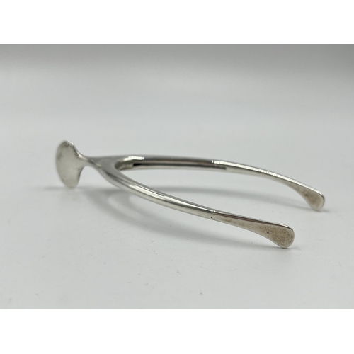 1239 - A pair of George V Stuart Clifford & Co. hallmarked London silver wishbone sugar tongs, dated 1912 -... 