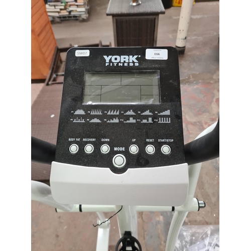 903 - A York Fitness Active 120 cycle cross trainer