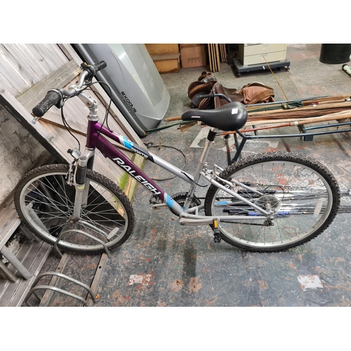 907 - A Raleigh Mantis lady's mountain bike with Shimano 18 speed gear system