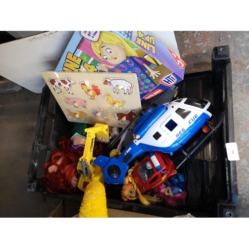 961 - A collection of toys and games to include boxed Chuckles battery powered dog, Line Up 4, Tri-Trax St... 