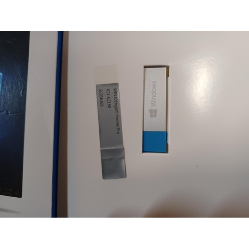 769 - A boxed Microsoft Windows 10 USB device