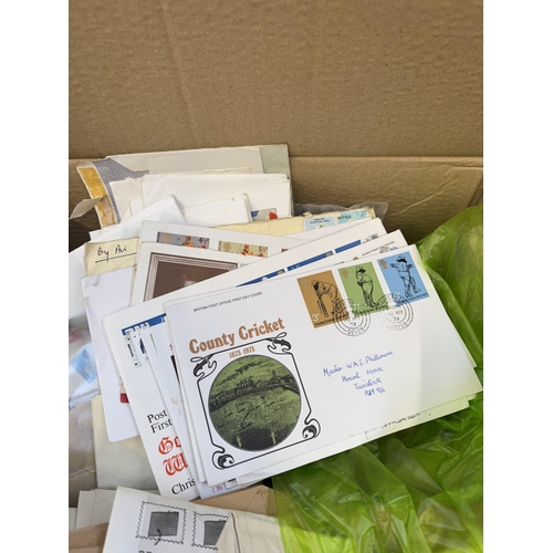 939 - A box containing a large quantity of worldwide stamps