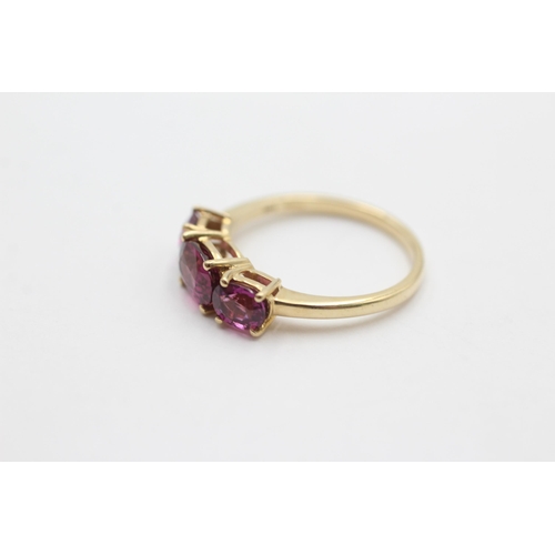 2010 - A 9ct gold garnet trilogy ring, size M - approx. gross weight 2.1 grams