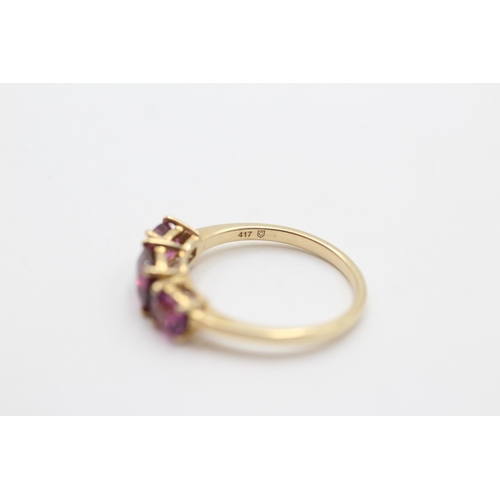 2010 - A 9ct gold garnet trilogy ring, size M - approx. gross weight 2.1 grams