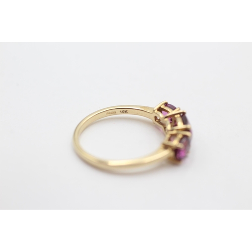 2010 - A 9ct gold garnet trilogy ring, size M - approx. gross weight 2.1 grams