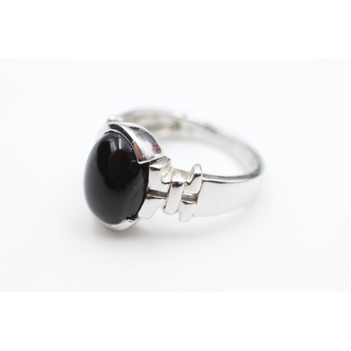 2022 - A 9ct white gold onyx solitaire ring, size T - approx. gross weight 9.3 grams