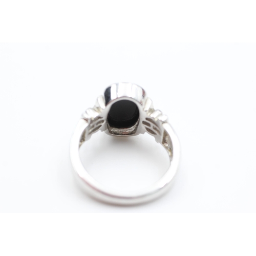 2022 - A 9ct white gold onyx solitaire ring, size T - approx. gross weight 9.3 grams