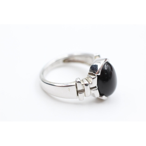 2022 - A 9ct white gold onyx solitaire ring, size T - approx. gross weight 9.3 grams