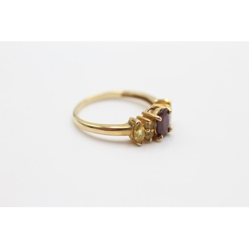 2027 - A 9ct gold garnet and citrine five stone ring, size O - approx. gross weight 2.4 grams