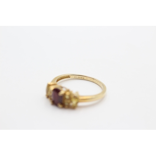 2027 - A 9ct gold garnet and citrine five stone ring, size O - approx. gross weight 2.4 grams