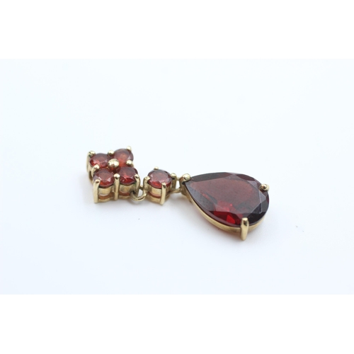 2030 - A 9ct gold garnet cluster and teardrop pendant - approx. gross weight 2 grams