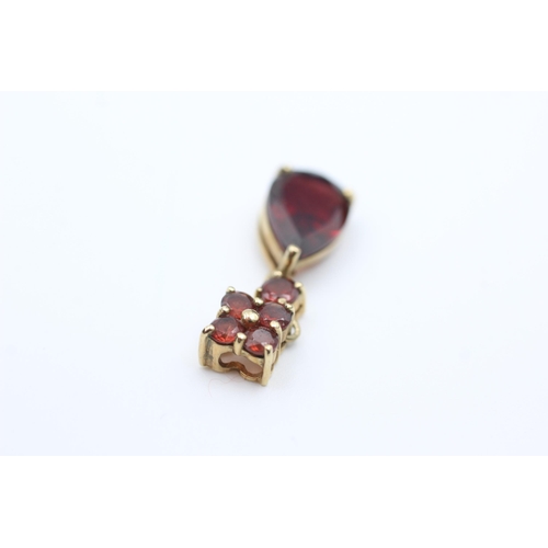 2030 - A 9ct gold garnet cluster and teardrop pendant - approx. gross weight 2 grams