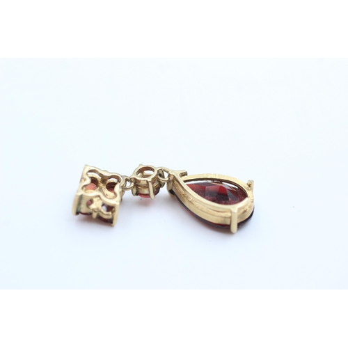 2030 - A 9ct gold garnet cluster and teardrop pendant - approx. gross weight 2 grams