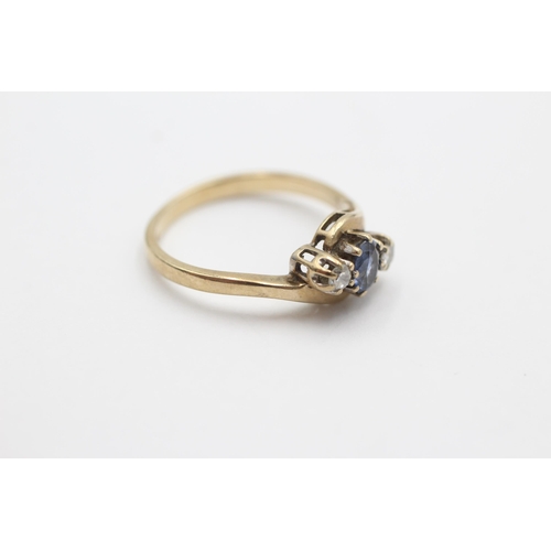 2031 - A 9ct gold sapphire and diamond twist setting dress ring, size O - approx. gross weight 2.2 grams