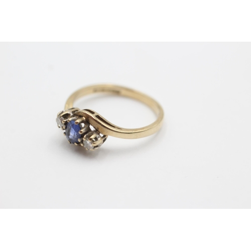 2031 - A 9ct gold sapphire and diamond twist setting dress ring, size O - approx. gross weight 2.2 grams