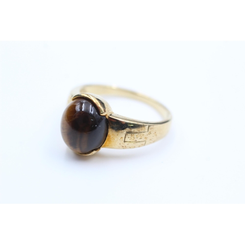 2054 - A 9ct gold tiger's eye ring, size T½ - approx. gross weight 6 grams