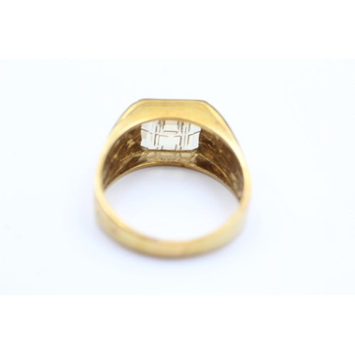 2061 - A 9ct gold stone set signet ring, size X - approx. gross weight 6.38 grams