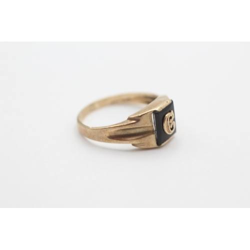 2069 - A 10ct gold onyx 'C' signet ring, size N½ - approx. gross weight 2.3 grams