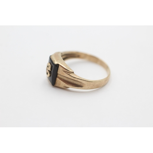 2069 - A 10ct gold onyx 'C' signet ring, size N½ - approx. gross weight 2.3 grams