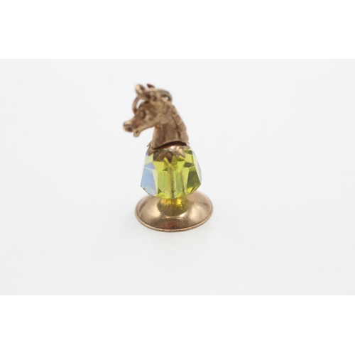 2075 - A 9ct gold paste chess knight charm - approx. gross weight 3.6 grams