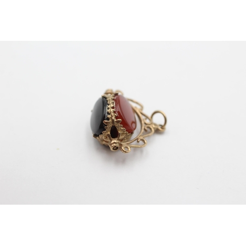 2079 - A 9ct gold onyx, carnelian and bloodstone spinner fob pendant - approx. gross weight 2.4 grams