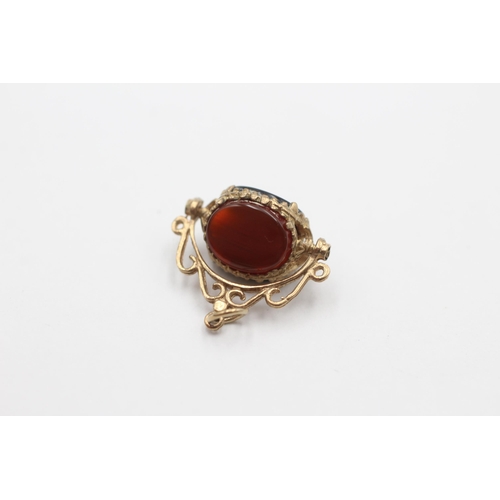 2079 - A 9ct gold onyx, carnelian and bloodstone spinner fob pendant - approx. gross weight 2.4 grams