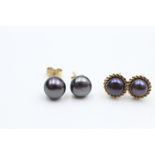 2084 - Two pairs of 9ct gold peacock pearl stud earrings - approx. gross weight 1.3 grams