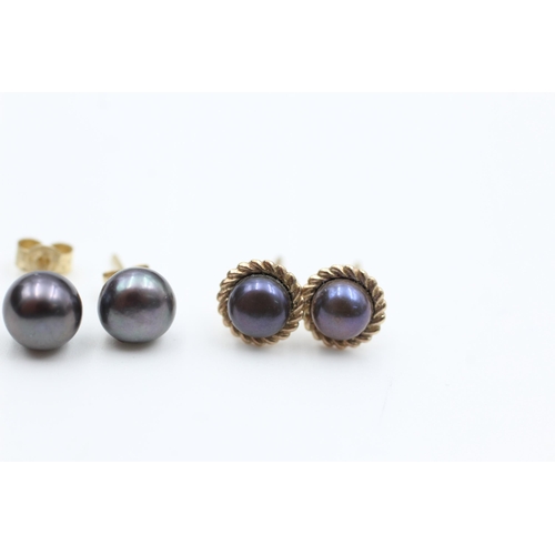 2084 - Two pairs of 9ct gold peacock pearl stud earrings - approx. gross weight 1.3 grams