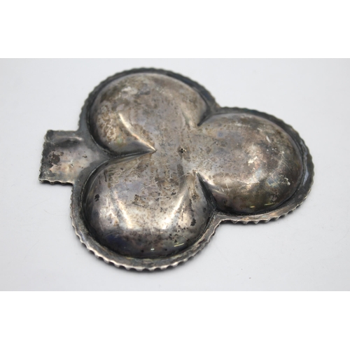 2283 - A Victorian hallmarked Birmingham silver novelty club ashtray, dated 1892 - approx. gross weight 44 ... 