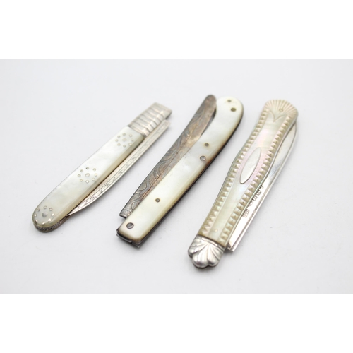 2285 - Three antique hallmarked sterling silver pocket knives with mother of pearl handles - approx. gross ... 