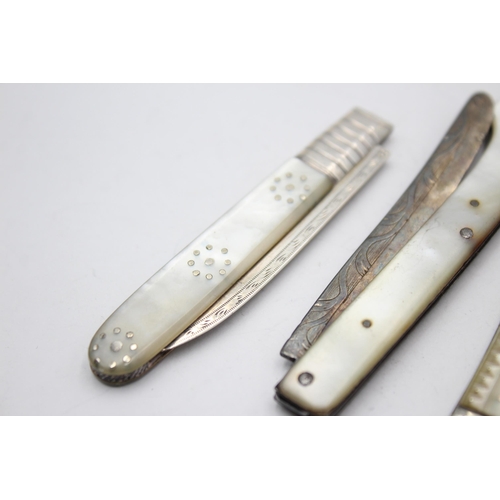 2285 - Three antique hallmarked sterling silver pocket knives with mother of pearl handles - approx. gross ... 