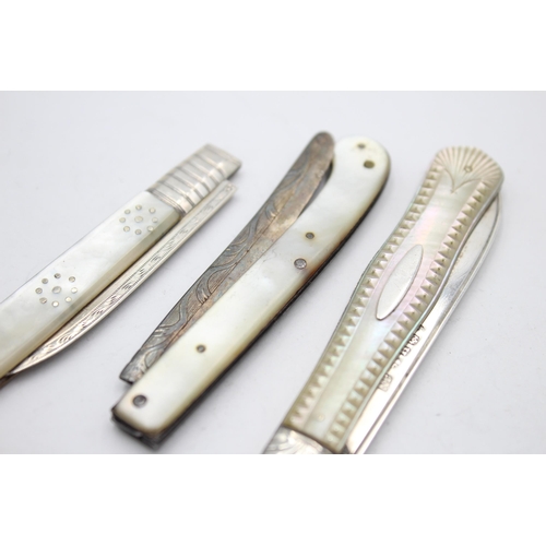 2285 - Three antique hallmarked sterling silver pocket knives with mother of pearl handles - approx. gross ... 