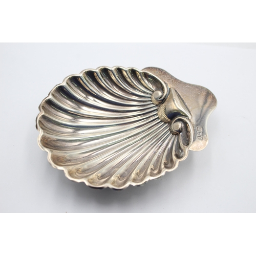 2286 - An Edwardian hallmarked London silver scallop dish, dated 1910 - approx. gross weight 70 grams and 1... 