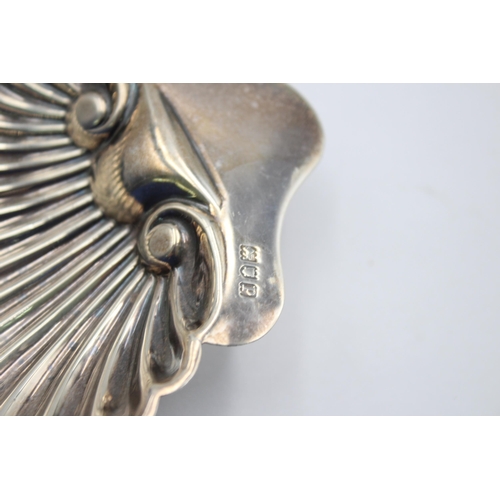 2286 - An Edwardian hallmarked London silver scallop dish, dated 1910 - approx. gross weight 70 grams and 1... 