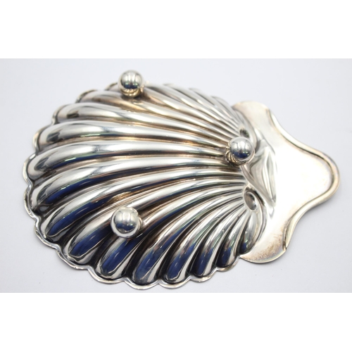 2286 - An Edwardian hallmarked London silver scallop dish, dated 1910 - approx. gross weight 70 grams and 1... 