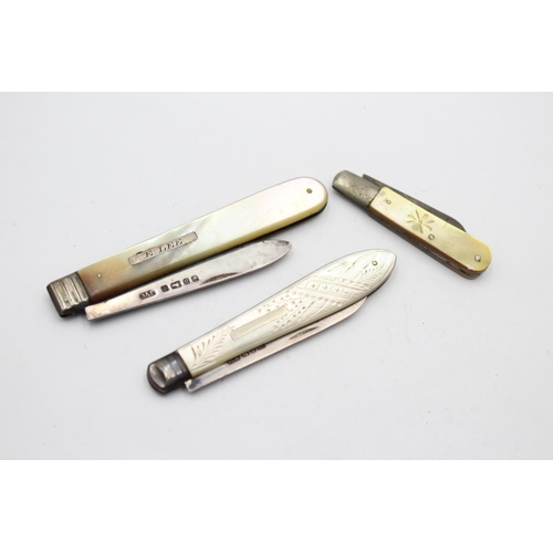 2303 - Three antique hallmarked sterling silver pocket knives with mother of pearl handles - approx. gross ... 