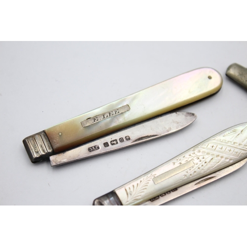 2303 - Three antique hallmarked sterling silver pocket knives with mother of pearl handles - approx. gross ... 