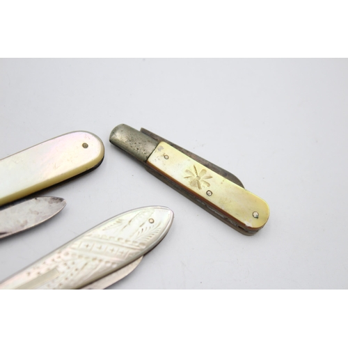 2303 - Three antique hallmarked sterling silver pocket knives with mother of pearl handles - approx. gross ... 