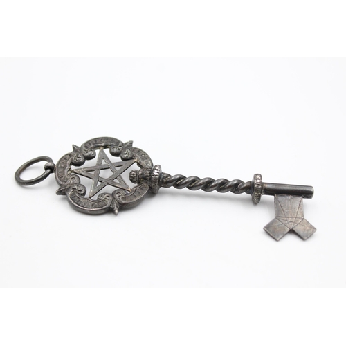 2305 - A Victorian George Kenning hallmarked London silver masonic key, dated 1886 - approx. gross weight 3... 